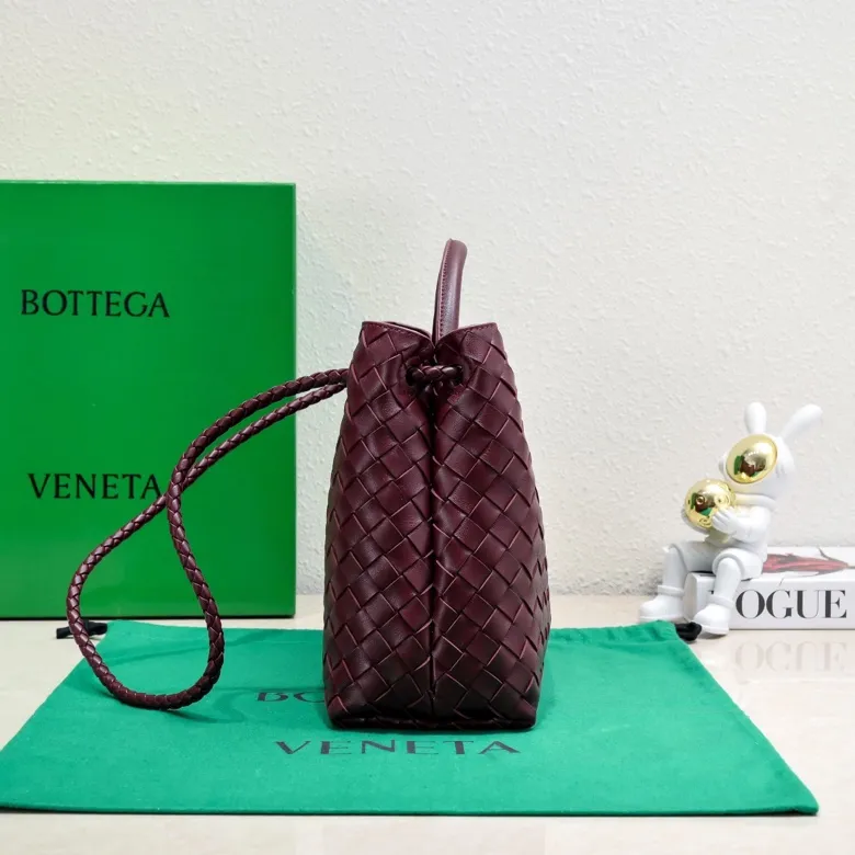 The 2023 new Andiamo batch of 2260 BV has been shipped‼ ️Really popular🔥The new Andiamo woven handbag launched by Bottega Veneta this season is really popular all over the world! ! Celebrities at home and abroad have worn it, and Oscar-winning actress Michelle Yeoh has taken it out on the street. Song Jia, Trai Yara, Yu Feihong, Sanji Ayaka, Rosie Hunting-Whiteley, Yoshioka Riho, etc. have all picked up this bag. It is classic and versatile, showing off its temperament, and the bag capacity is also large, which is very convenient for daily commuting! ! A variety of carrying methods, the shoulder straps can be adjusted by yourself, the original lambskin feels soft and delicate, and the unisex style breaks gender boundaries and brings a more practical and longer-lasting use experience. Andiamo, which has both elegant and casual styles, perfectly interprets the true appearance of "fashionable old money style". Style number: 8463 Size: 32*24*12
